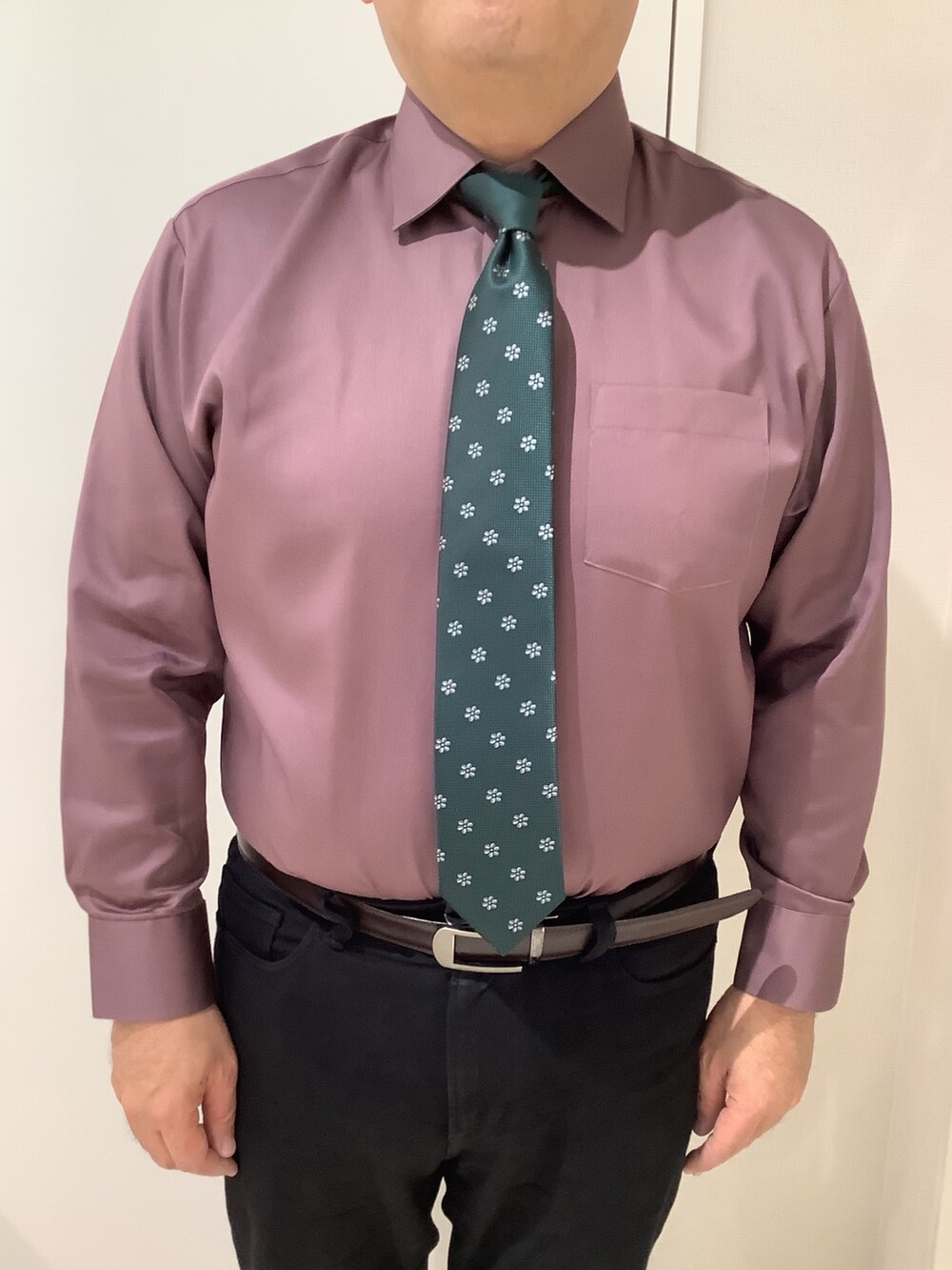 レッド系のビジネスシャツを着用したメンズの冬コーディネートの2枚目の写真