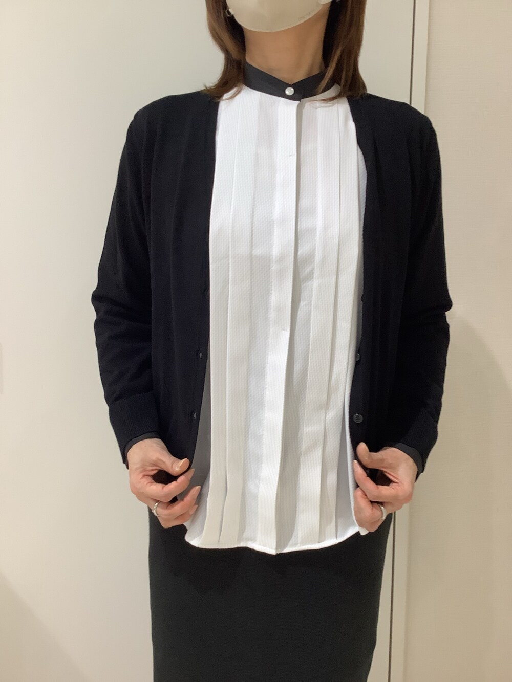 ブラック系のカーディガン/ボレロ、グレー系のシャツ/ブラウスを着用したレディースの冬コーディネートの2枚目の写真