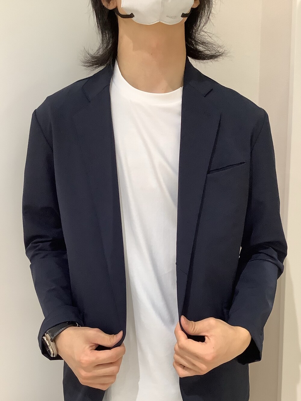 ホワイト系のTシャツ/カットソー、ブルー系のスーツジャケットを着用したメンズの夏コーディネートの3枚目の写真