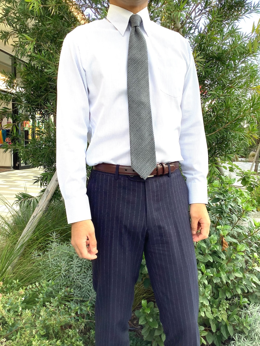 グレー系のベスト、グレー系のネクタイ、ブルー系のビジネスシャツを着用したメンズの冬コーディネートの3枚目の写真