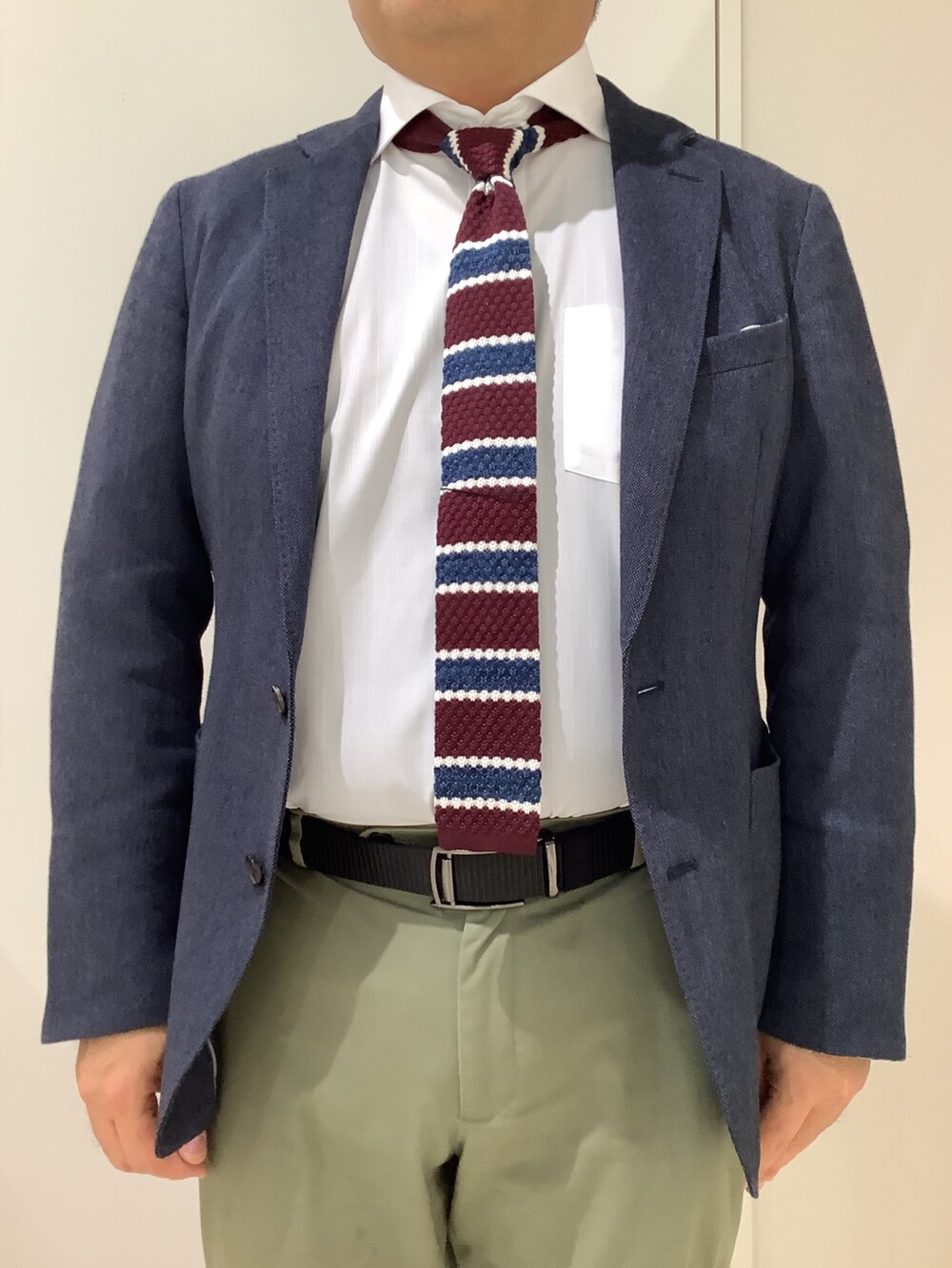 ホワイト系のビジネスシャツを着用したメンズの冬コーディネートの2枚目の写真