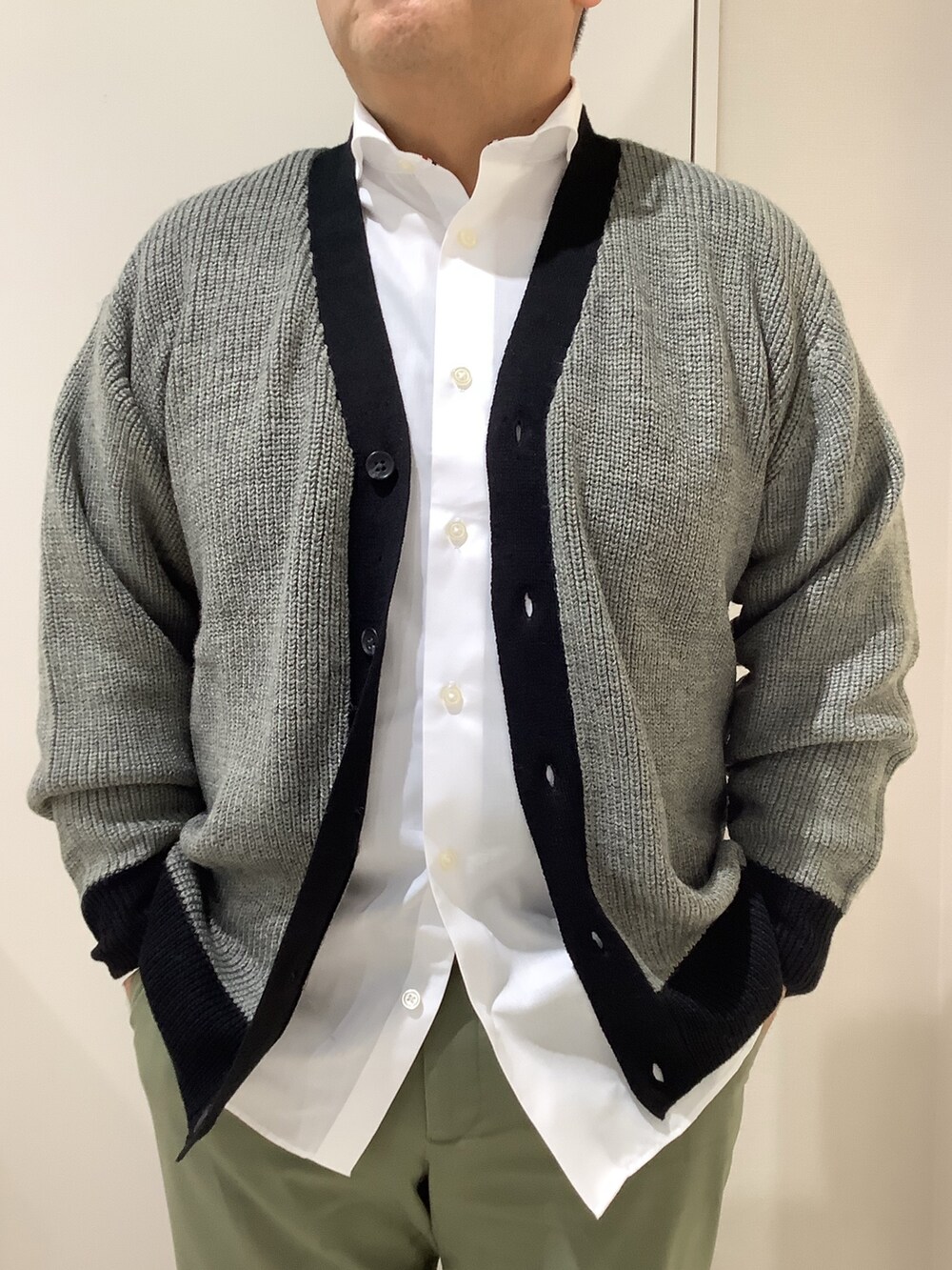 ホワイト系のシャツ/ブラウス、グレー系のカーディガン/ボレロを着用したメンズの冬コーディネートの2枚目の写真