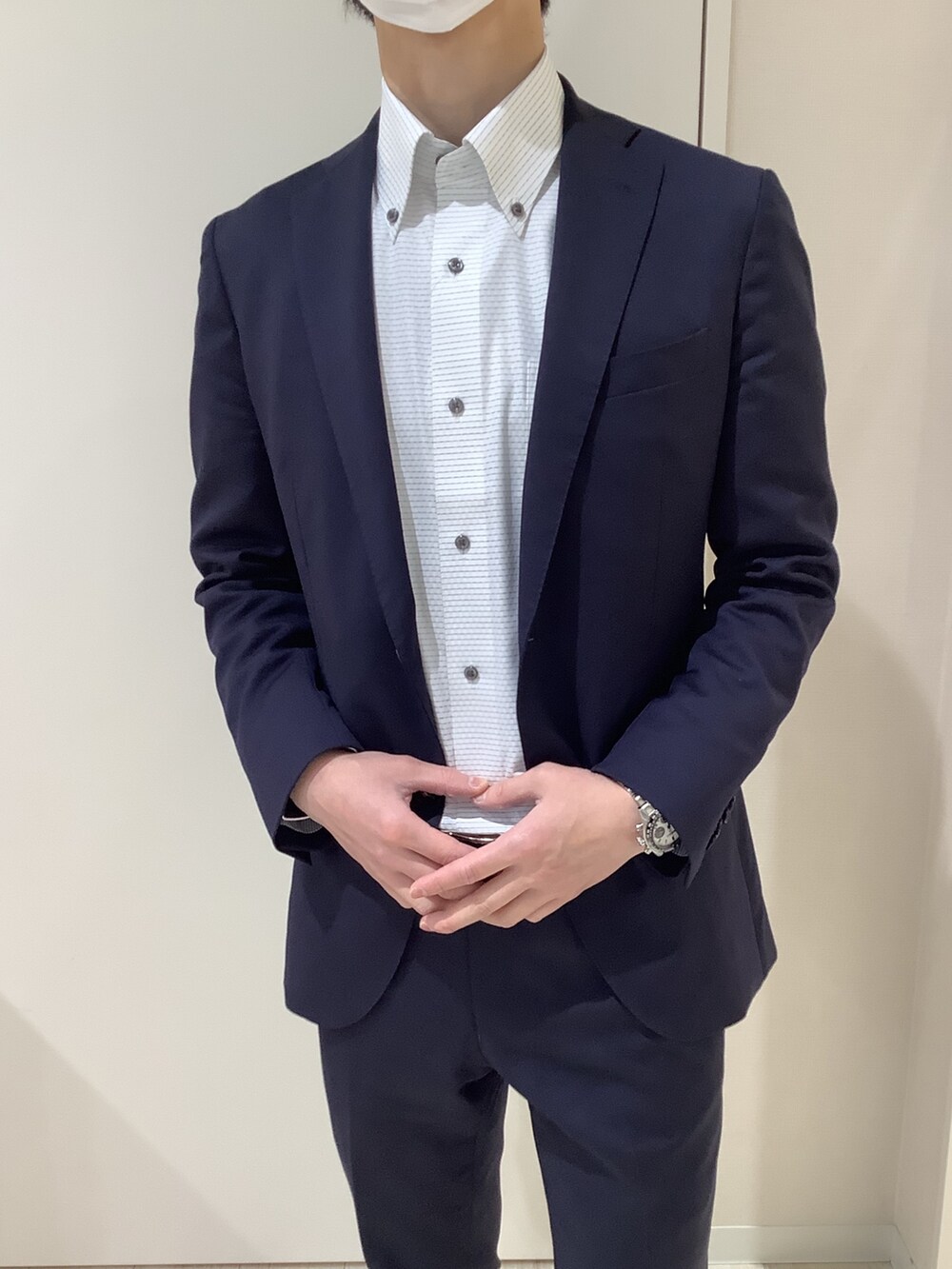 グレー系のビジネスシャツを着用したメンズの春コーディネートの2枚目の写真