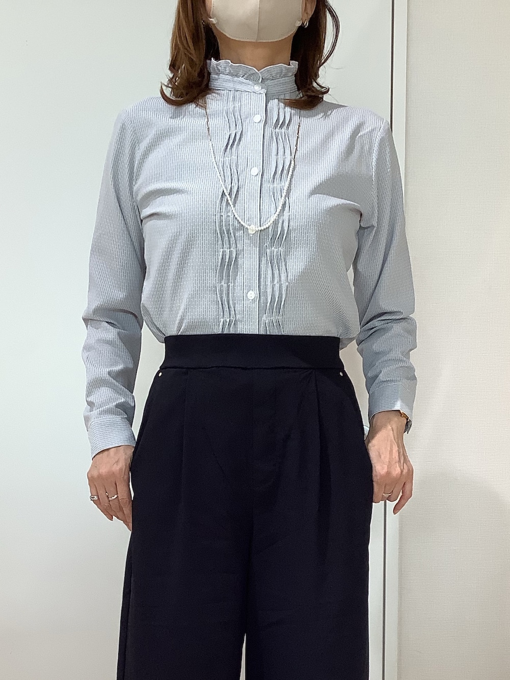 グレー系のシャツ/ブラウスを着用したレディースの秋コーディネートの2枚目の写真