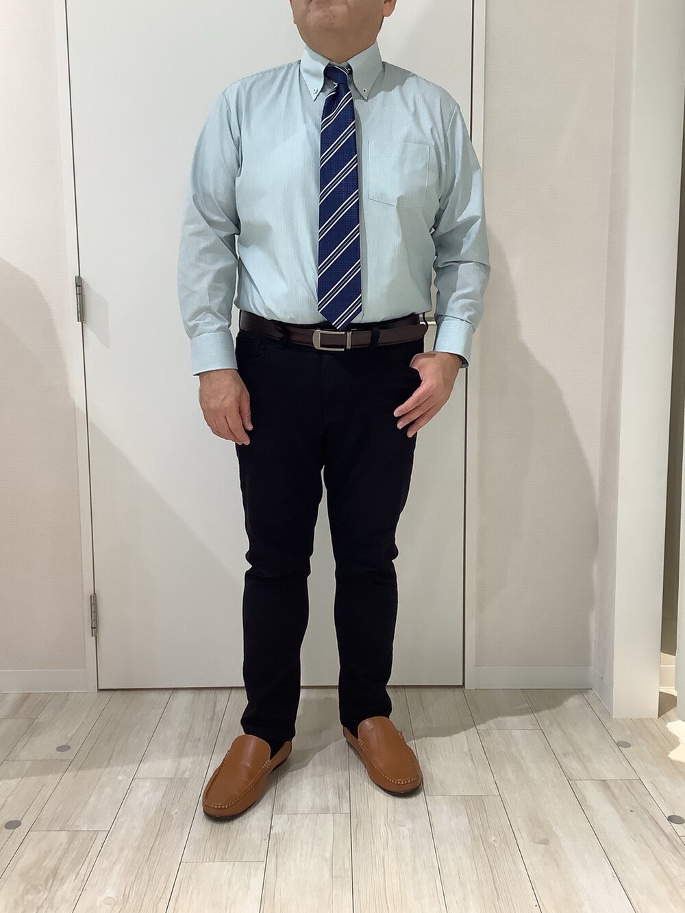 グリーン系のビジネスシャツ、ブラウン系のカーディガン/ボレロを着用したメンズの秋コーディネートの2枚目の写真