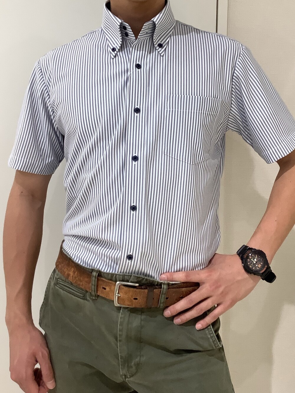 ブルー系のビジネスシャツを着用したメンズの春コーディネートの2枚目の写真