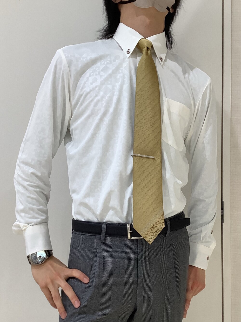 「シャツ好き集まれ、東京シャツ、ビジネススタイル、シャツスタイル、フォーマル、スーツスタイル、スーツコーデ、スーツ/タイ、ビジネスコーデ、ビジネスシャツ、ネクタイ、さわやか、ネクタイコーデ、ネクタイ男子」｜「TOKYO SHIRTSの【Disney ディズニー】形態安定ノーアイロン ボタンダウン 長袖ストレッチビジネスワイシャツ（ビジネスシャツ、イエロー系）」を使った、TOKYO SHIRTS OUTLET 北九州アウトレット店さん（メンズ・172cm）の冬コーディネートの3枚目の写真
