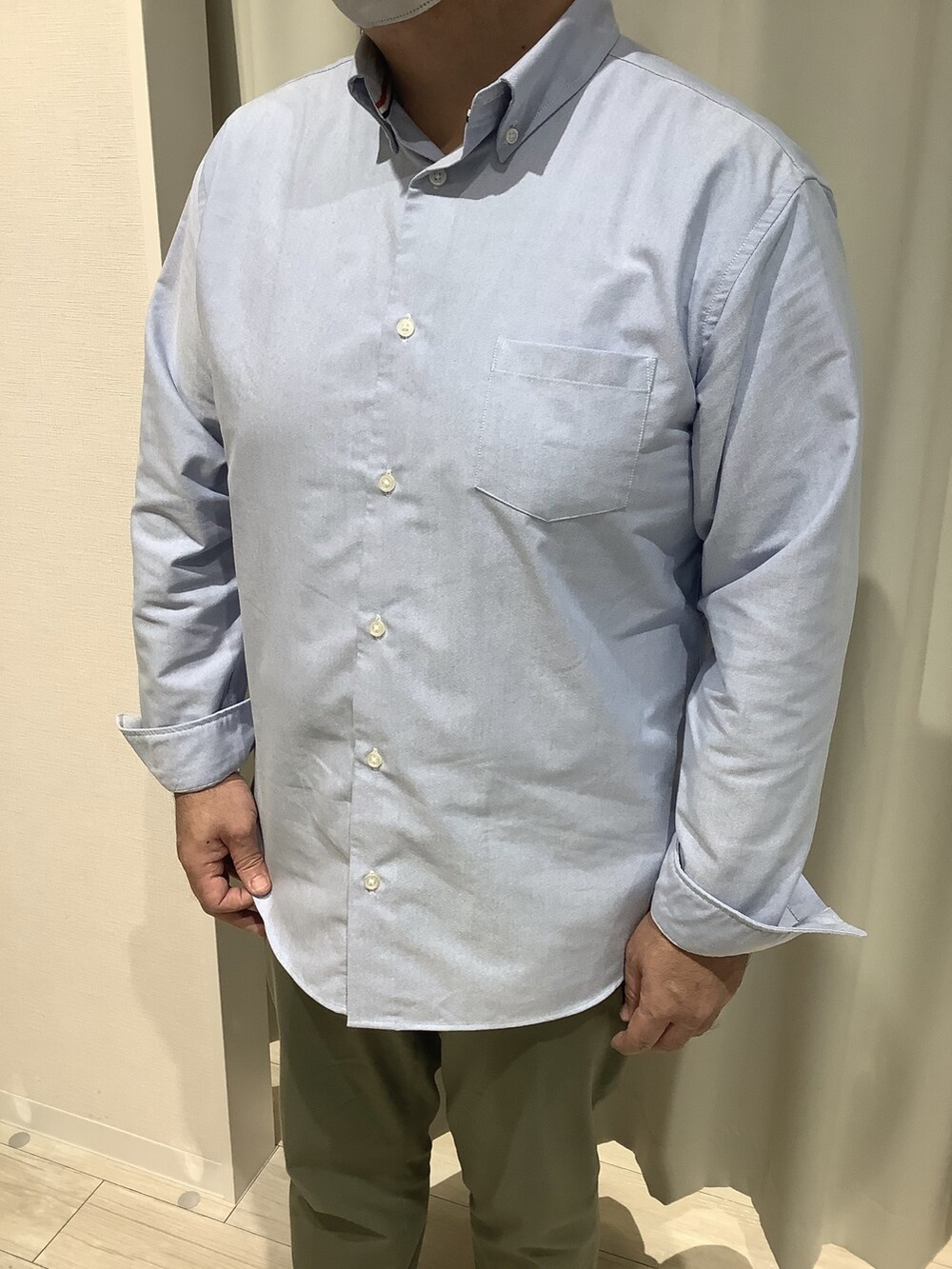 ブルー系のシャツ/ブラウスを着用したメンズの秋コーディネートの2枚目の写真