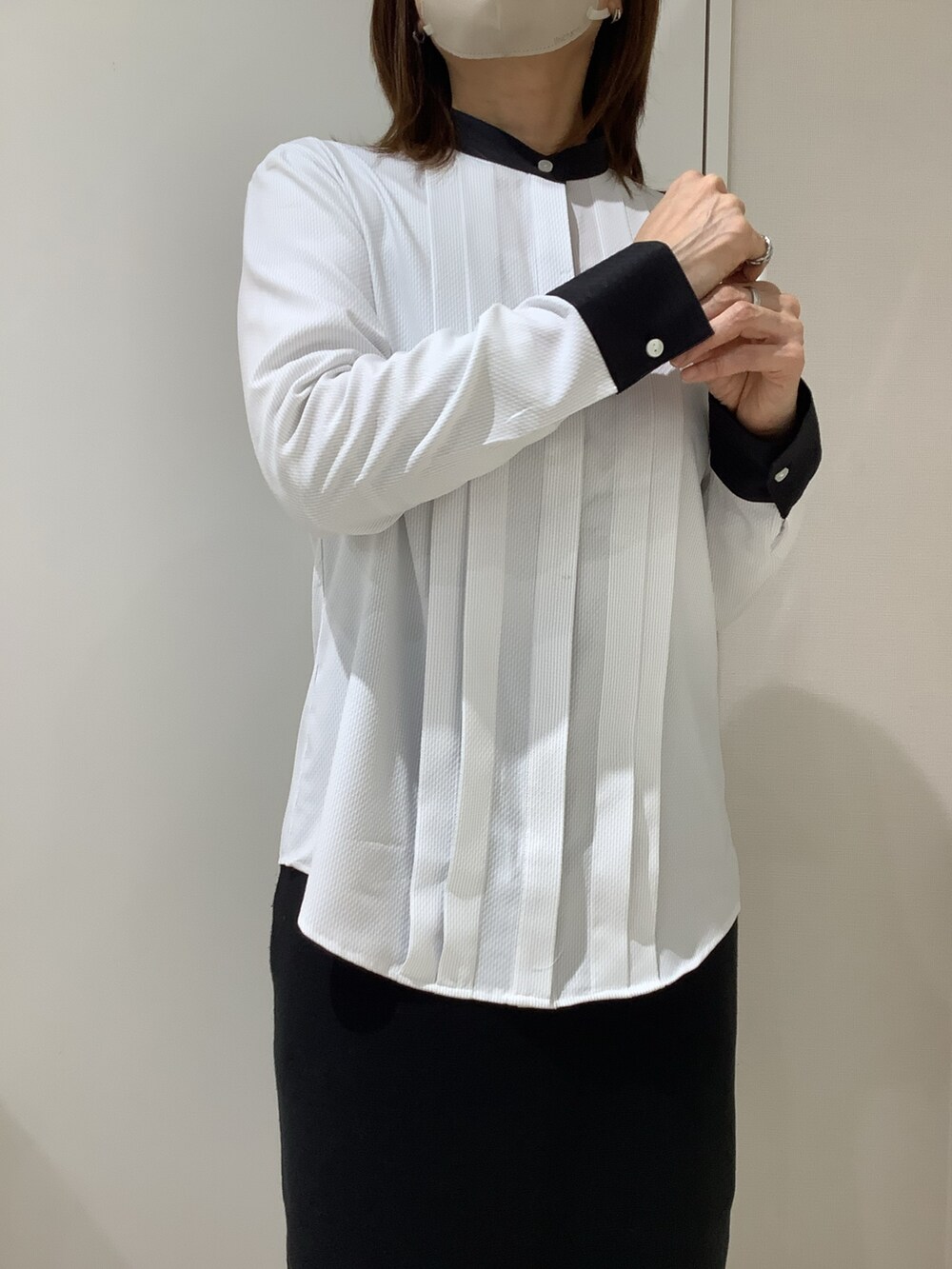 ブラック系のカーディガン/ボレロ、グレー系のシャツ/ブラウスを着用したレディースの冬コーディネートの3枚目の写真