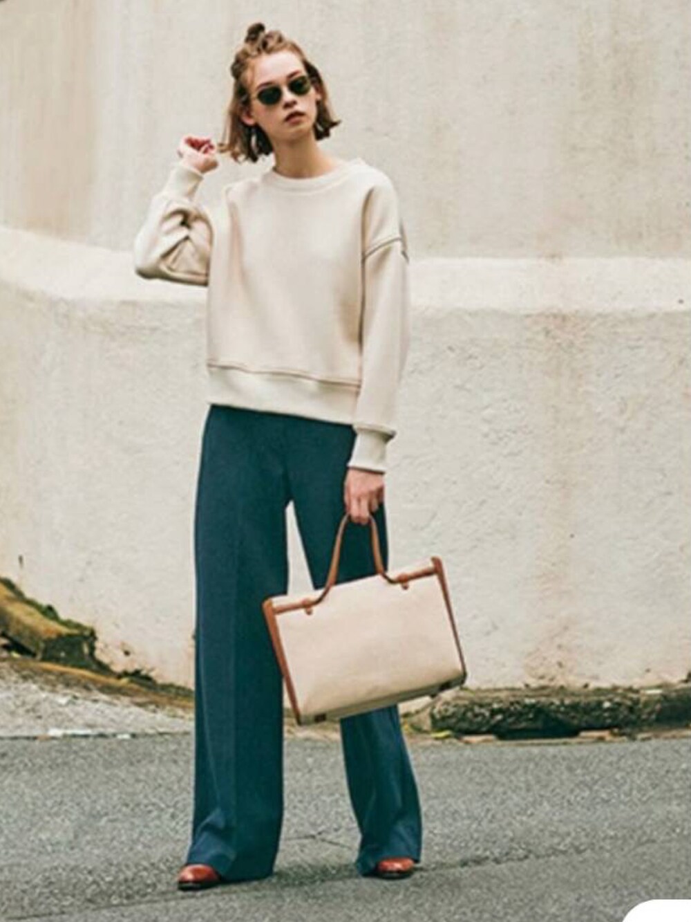 ブラック系のTシャツ/カットソーを着用したレディースの秋コーディネートの5枚目の写真