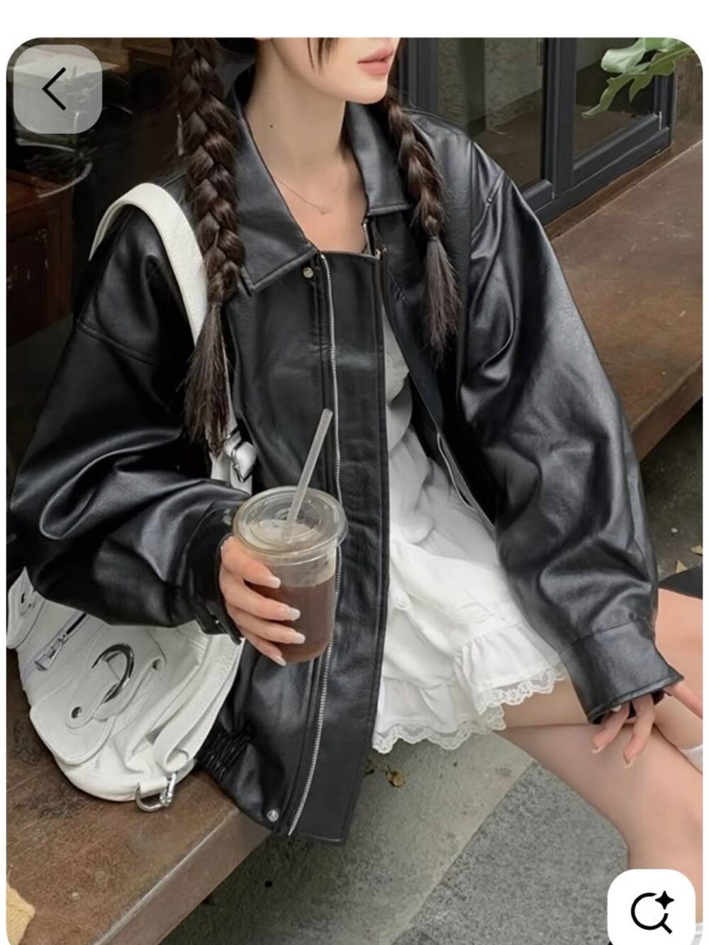 ブラック系のTシャツ/カットソーを着用したレディースの秋コーディネートの2枚目の写真