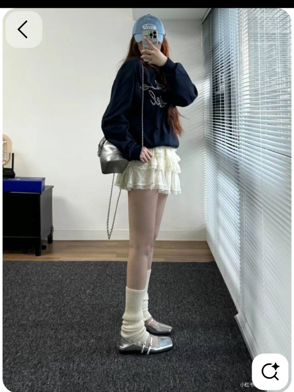 ブラック系のTシャツ/カットソーを着用したレディースの秋コーディネートの4枚目の写真