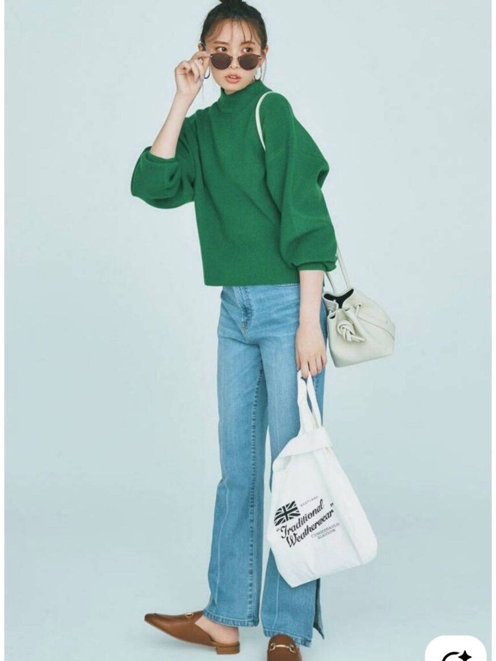 ブラック系のTシャツ/カットソーを着用したレディースの秋コーディネートの5枚目の写真