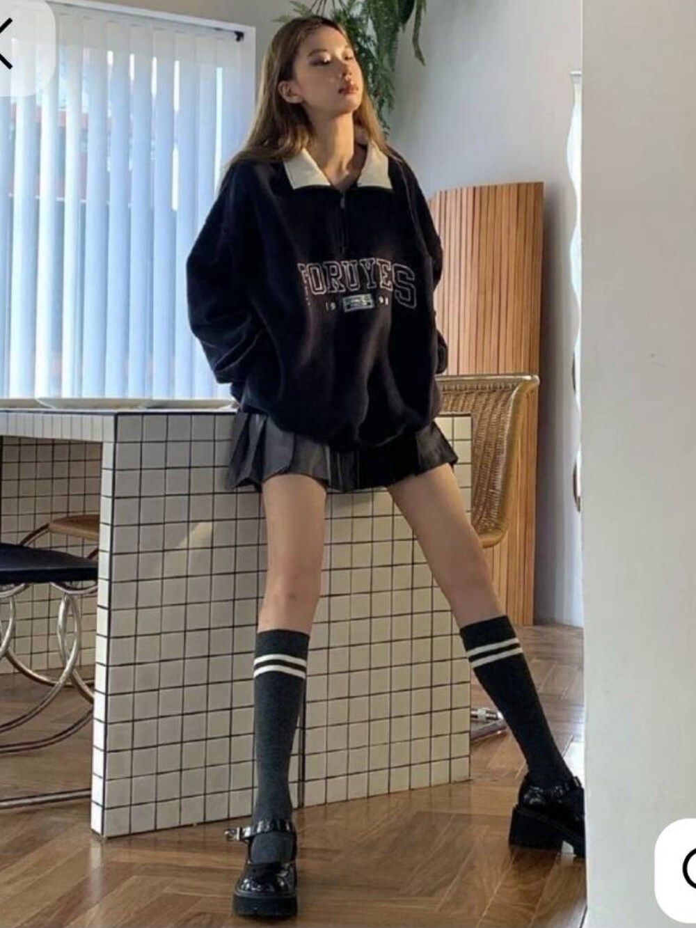 ブラック系のTシャツ/カットソーを着用したレディースの秋コーディネートの2枚目の写真