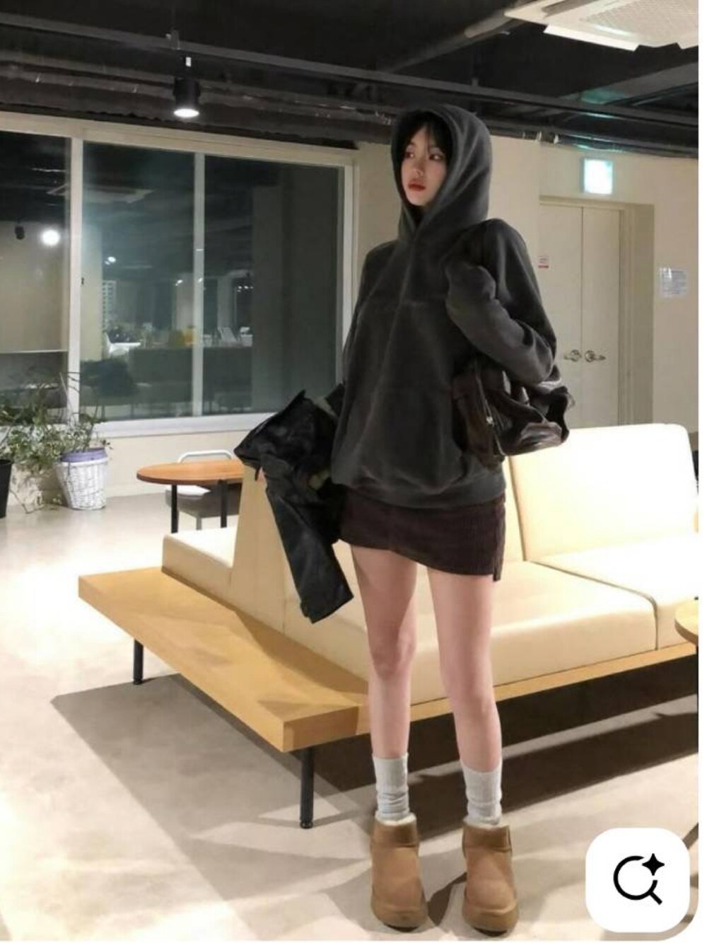 ブラック系のTシャツ/カットソーを着用したレディースの秋コーディネートの2枚目の写真