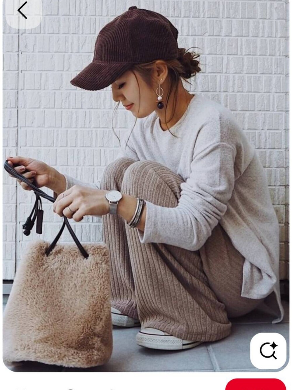 ブラック系のTシャツ/カットソーを着用したレディースの秋コーディネートの3枚目の写真