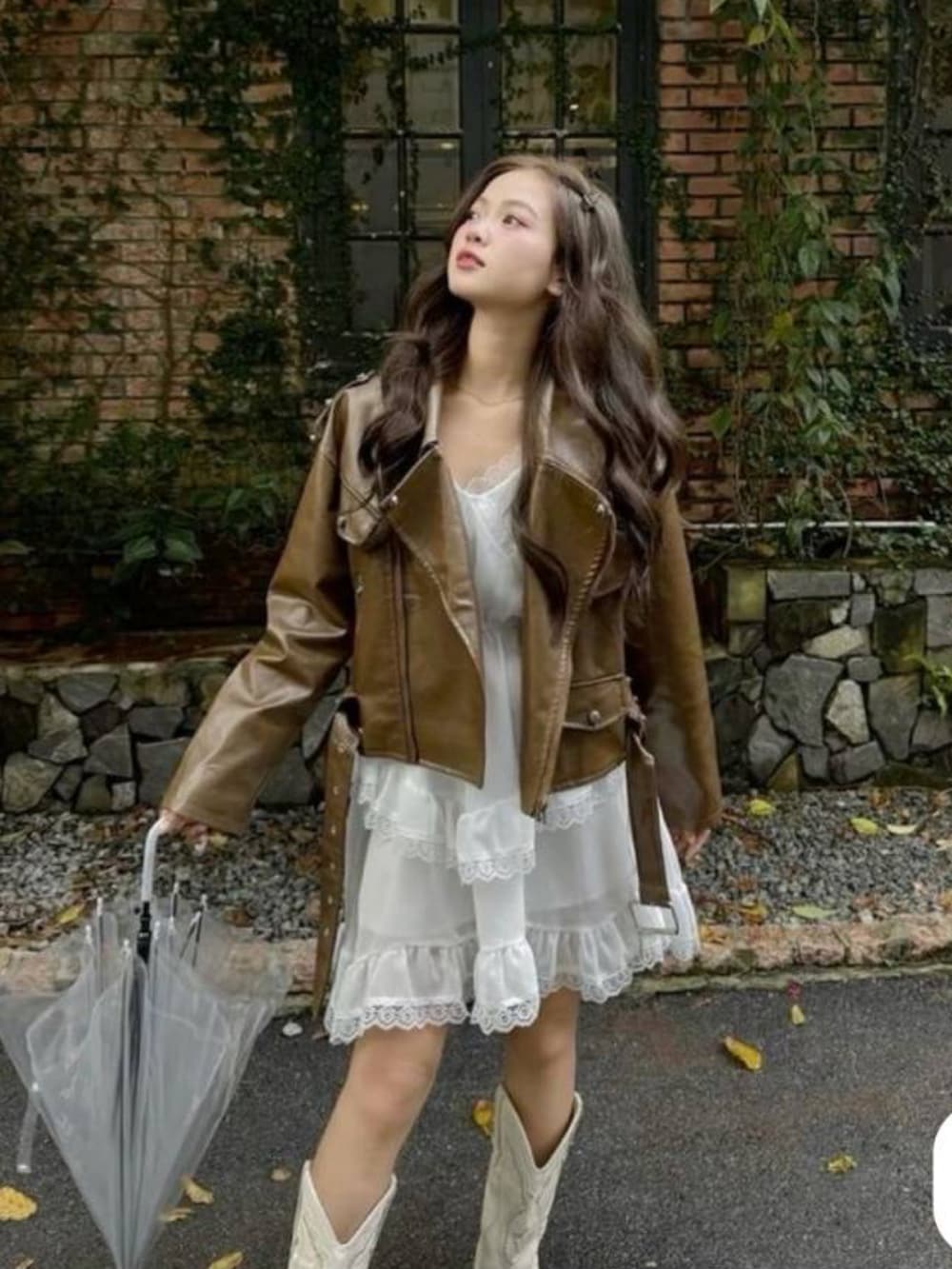 ブラック系のTシャツ/カットソーを着用したレディースの秋コーディネートの4枚目の写真