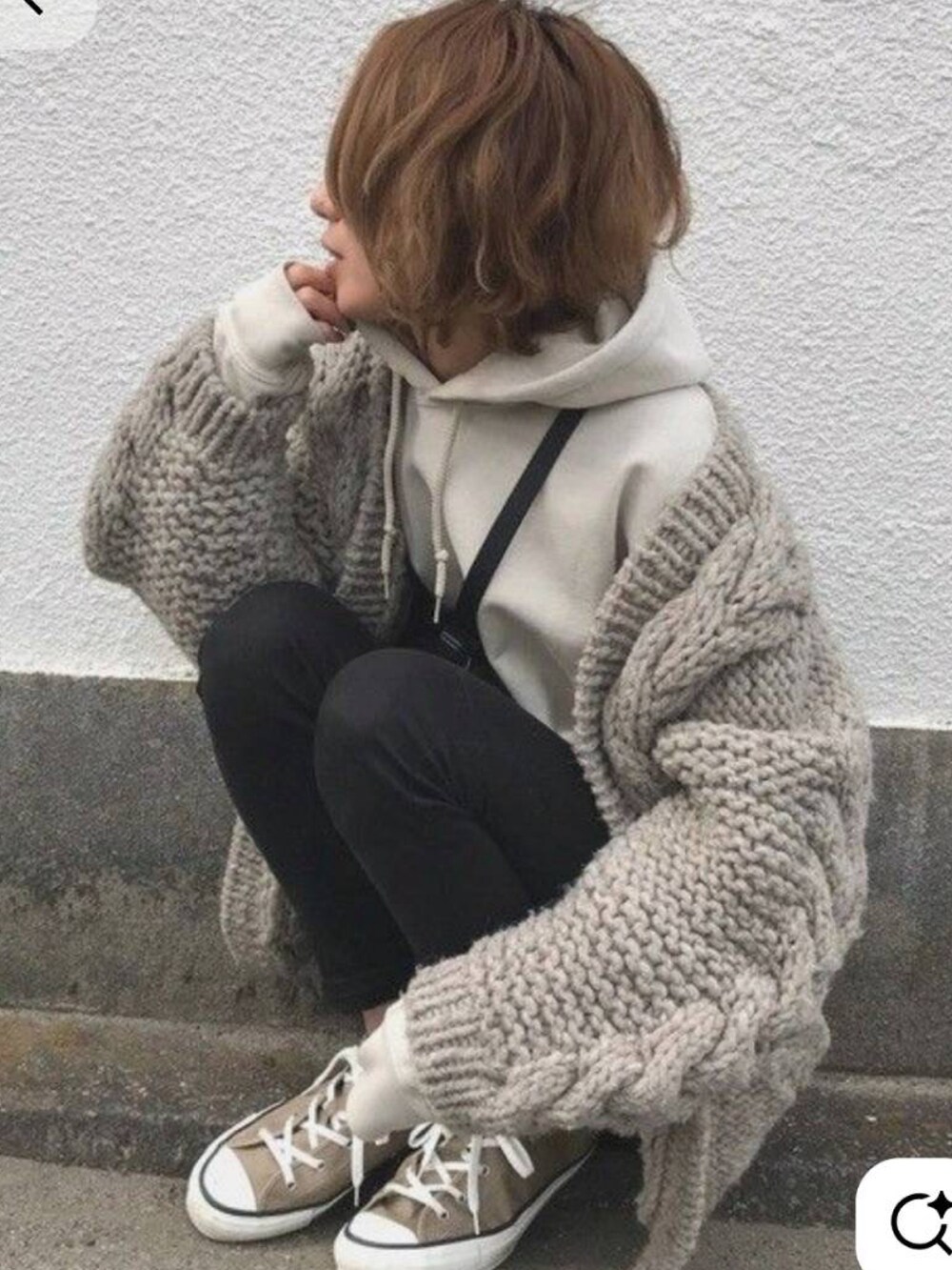 ブラック系のTシャツ/カットソーを着用したレディースの秋コーディネートの3枚目の写真