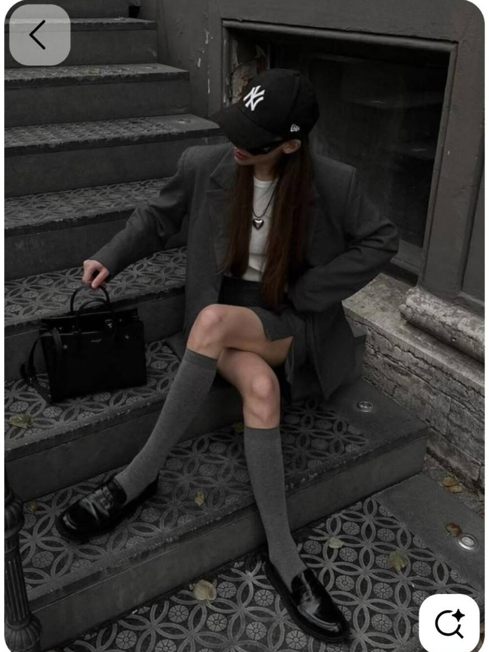 ブラック系のTシャツ/カットソーを着用したレディースの秋コーディネートの3枚目の写真