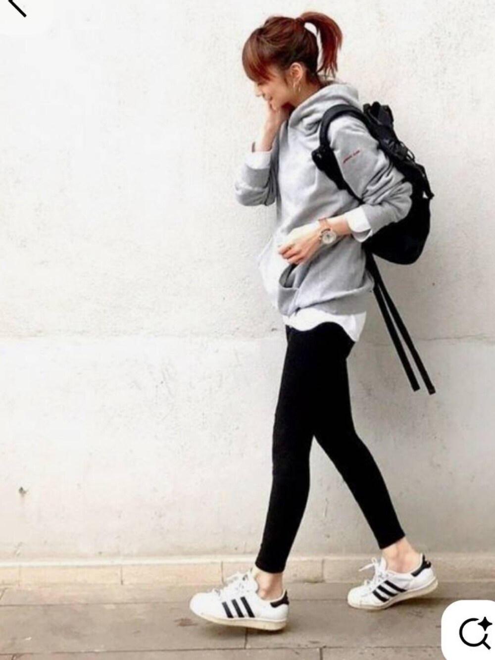 ブラック系のTシャツ/カットソーを着用したレディースの秋コーディネートの4枚目の写真