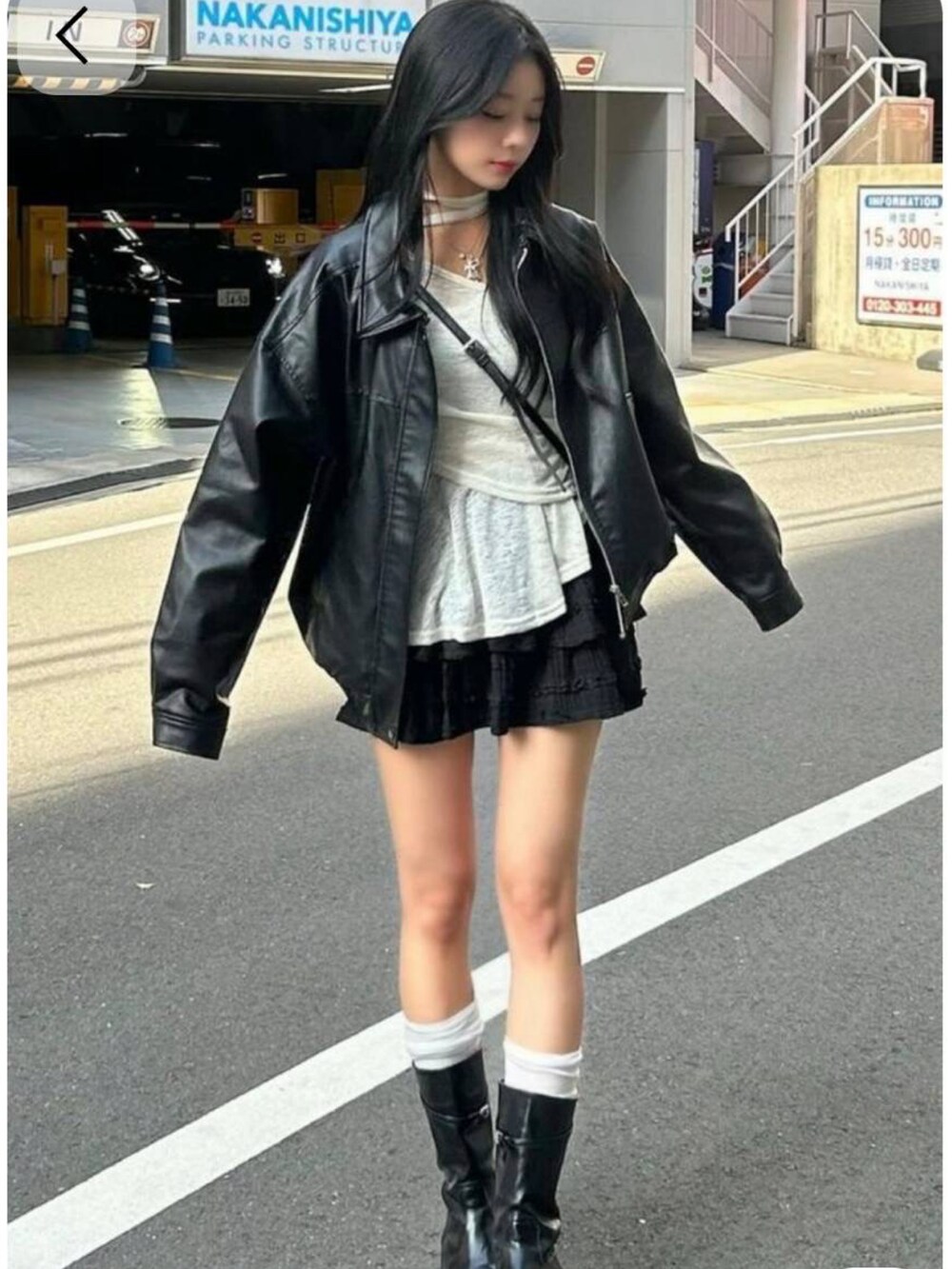 ブラック系のTシャツ/カットソーを着用したレディースの秋コーディネートの4枚目の写真