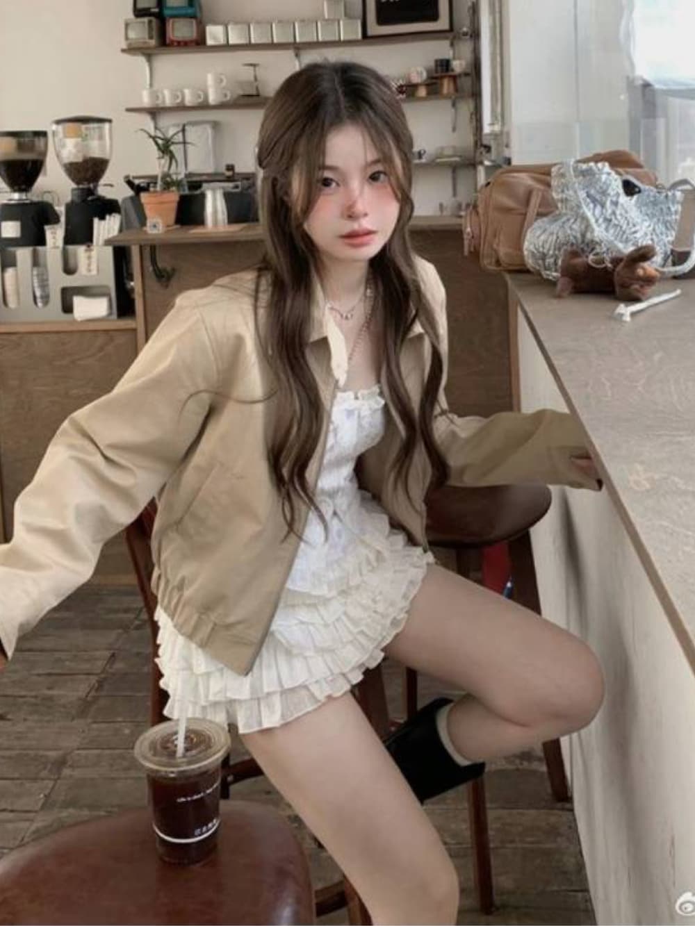 ブラック系のTシャツ/カットソーを着用したレディースの秋コーディネートの3枚目の写真