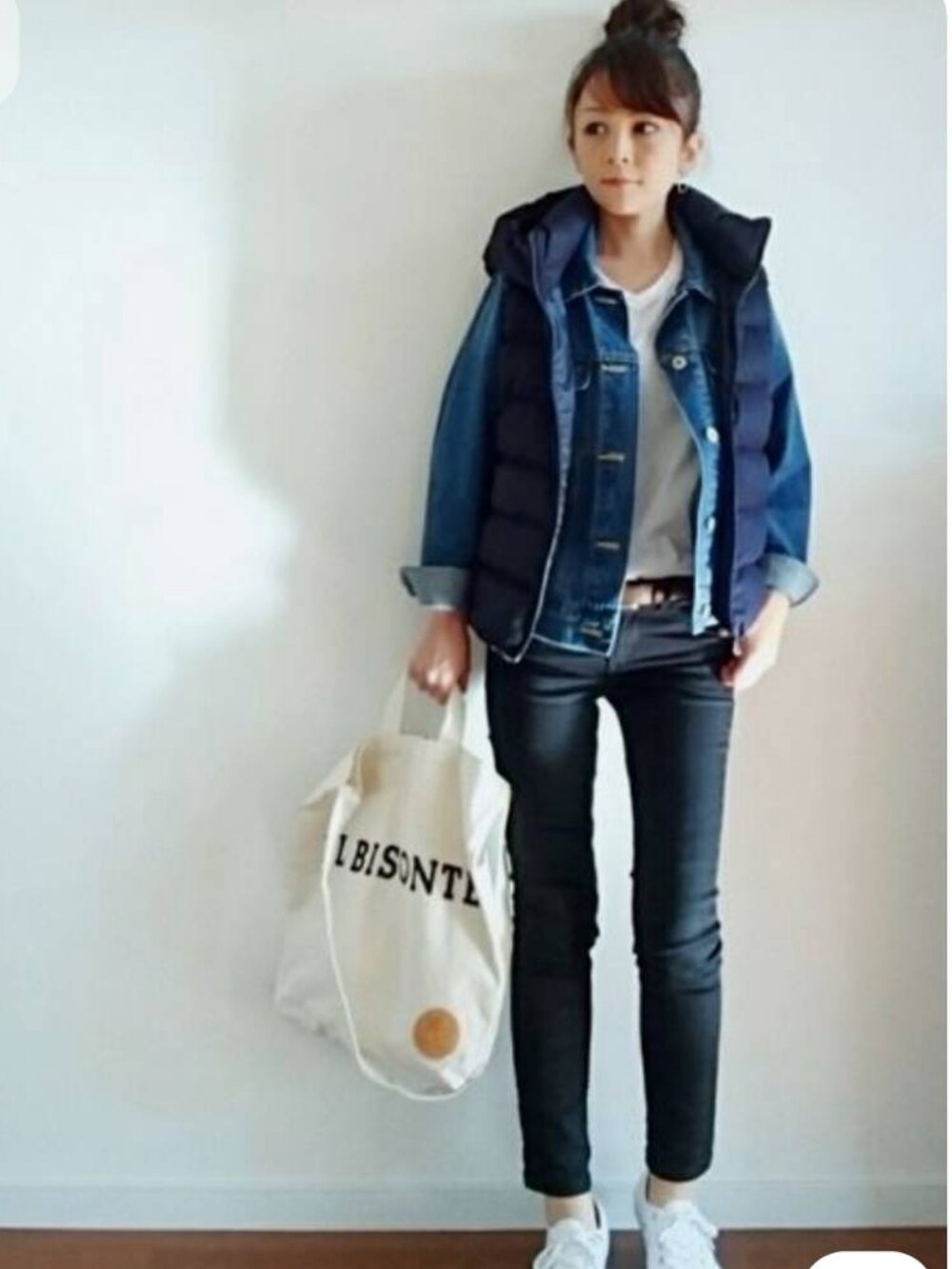 ブラック系のTシャツ/カットソーを着用したレディースの秋コーディネートの5枚目の写真