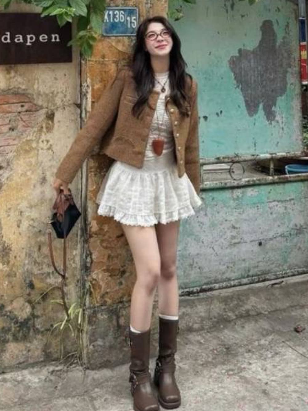 ブラック系のTシャツ/カットソーを着用したレディースの秋コーディネートの2枚目の写真