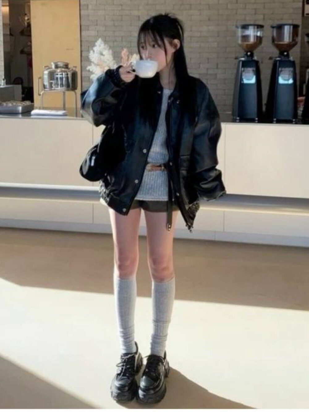 ブラック系のTシャツ/カットソーを着用したレディースの秋コーディネートの2枚目の写真