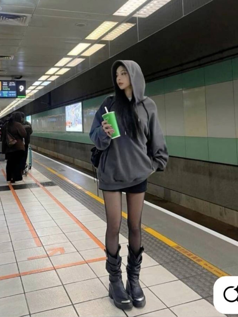 ブラック系のTシャツ/カットソーを着用したレディースの秋コーディネートの3枚目の写真