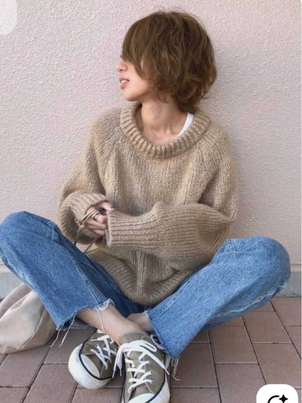 ブラック系のTシャツ/カットソーを着用したレディースの秋コーディネートの5枚目の写真