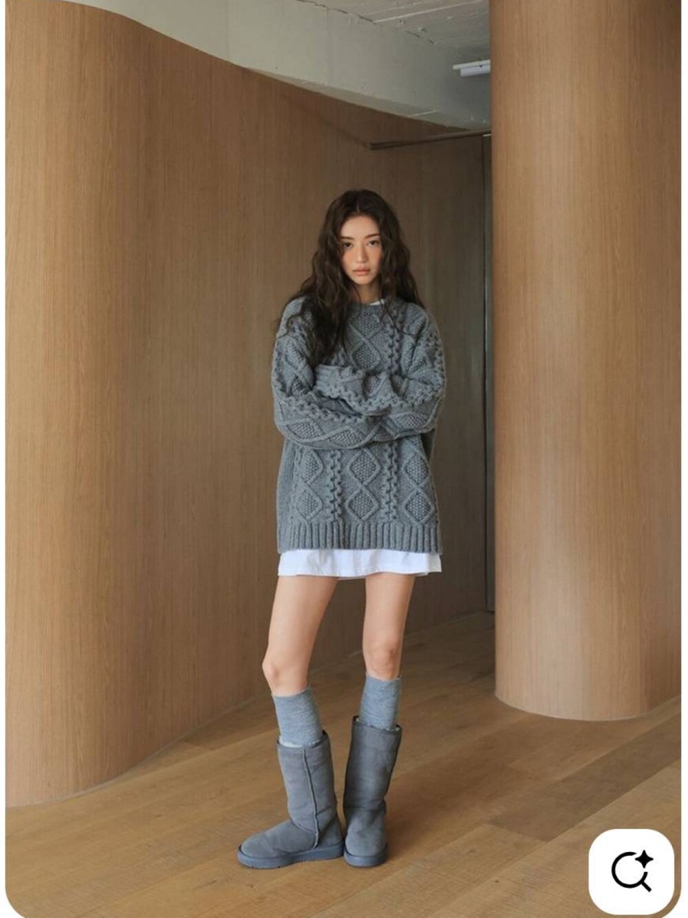 ブラック系のTシャツ/カットソーを着用したレディースの秋コーディネートの5枚目の写真