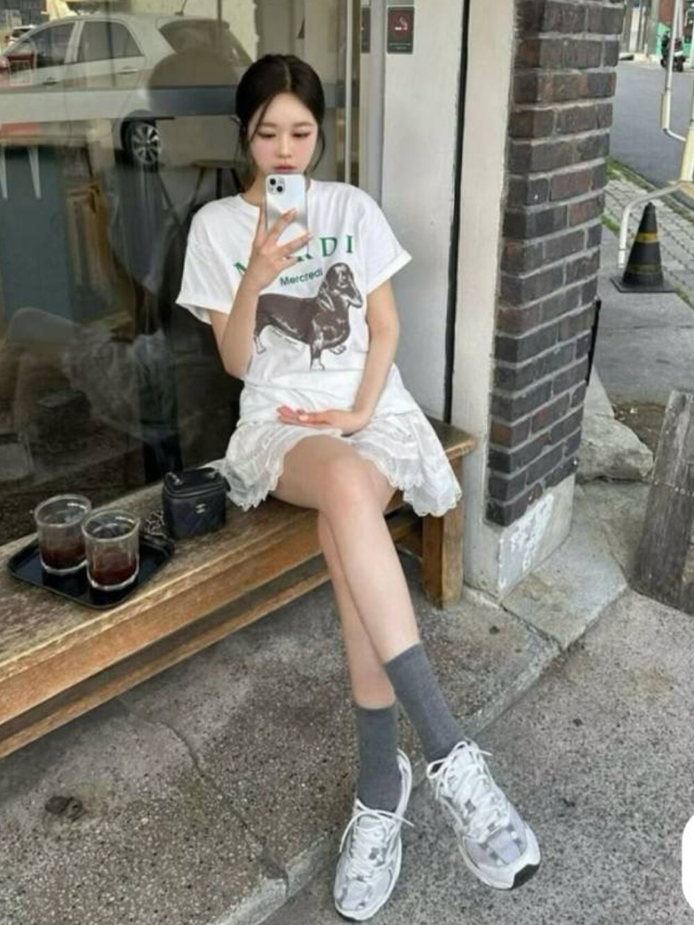 ブラック系のTシャツ/カットソーを着用したレディースの秋コーディネートの2枚目の写真