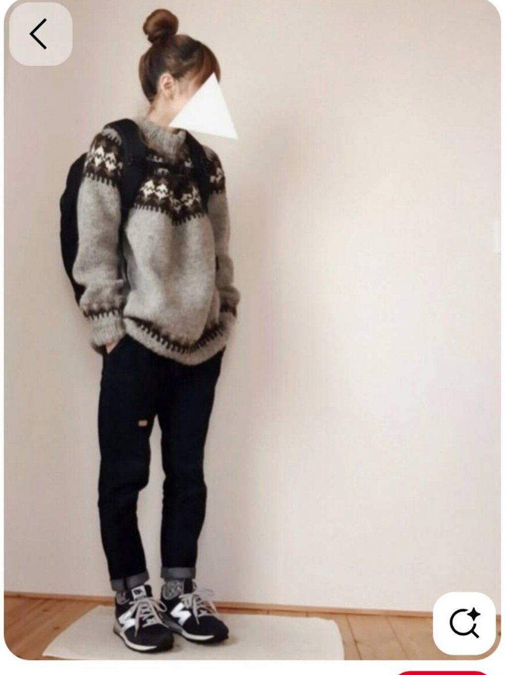 ブラック系のTシャツ/カットソーを着用したレディースの秋コーディネートの5枚目の写真