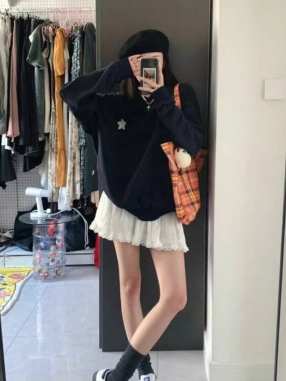 ブラック系のTシャツ/カットソーを着用したレディースの秋コーディネートの3枚目の写真