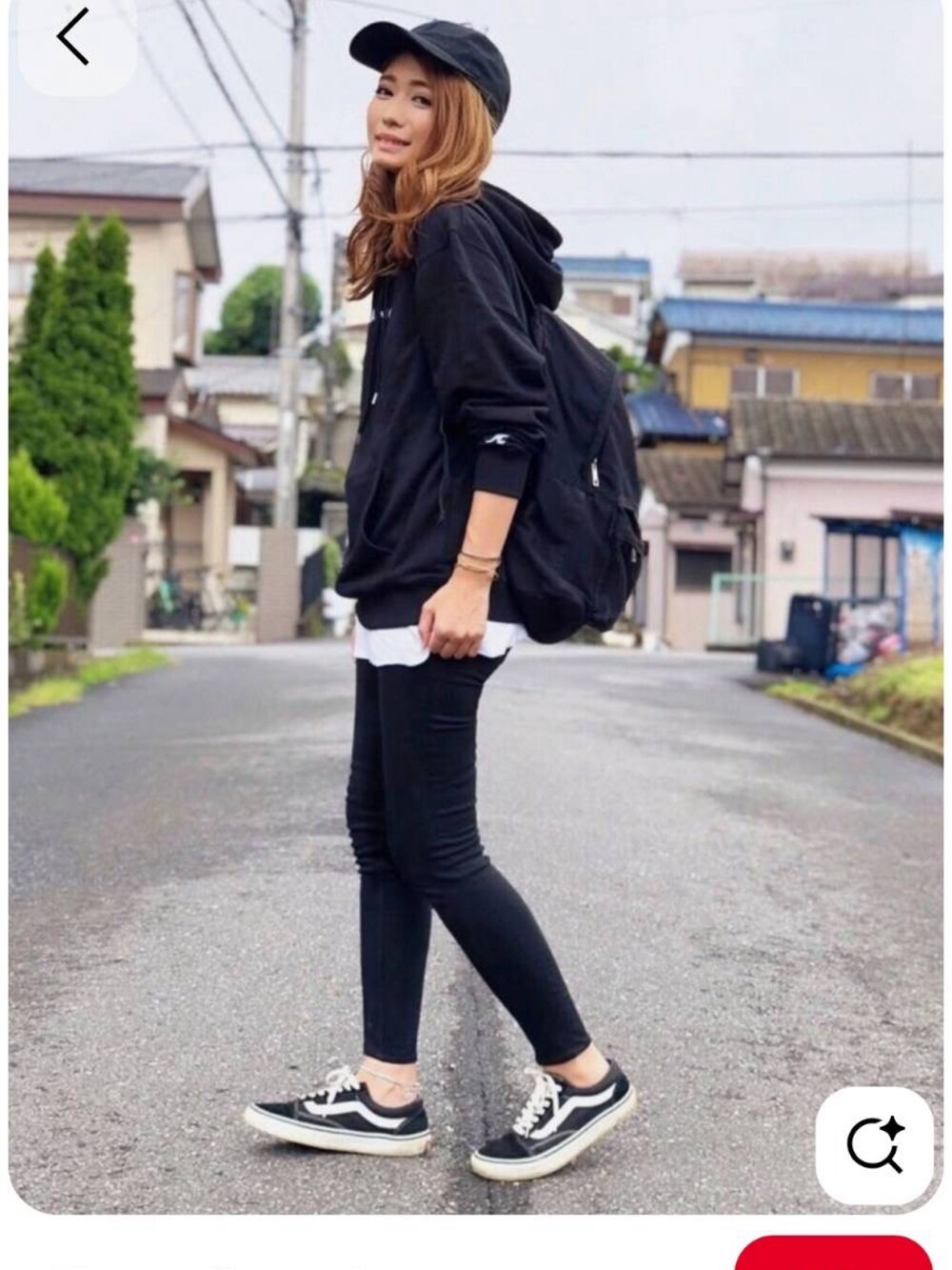 ブラック系のTシャツ/カットソーを着用したレディースの秋コーディネートの4枚目の写真