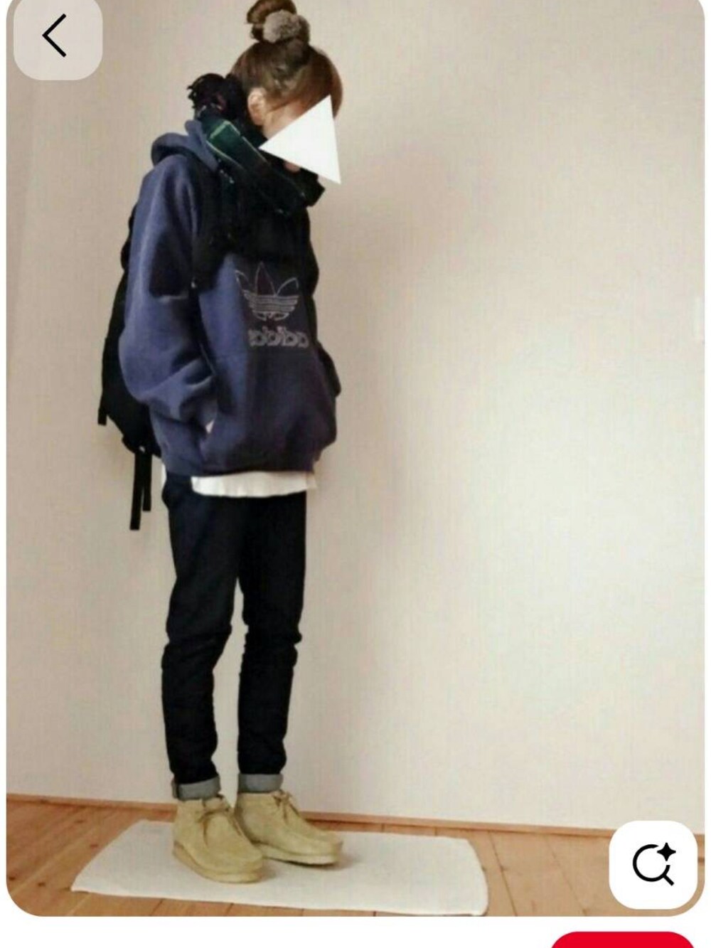 ブラック系のTシャツ/カットソーを着用したレディースの秋コーディネートの4枚目の写真