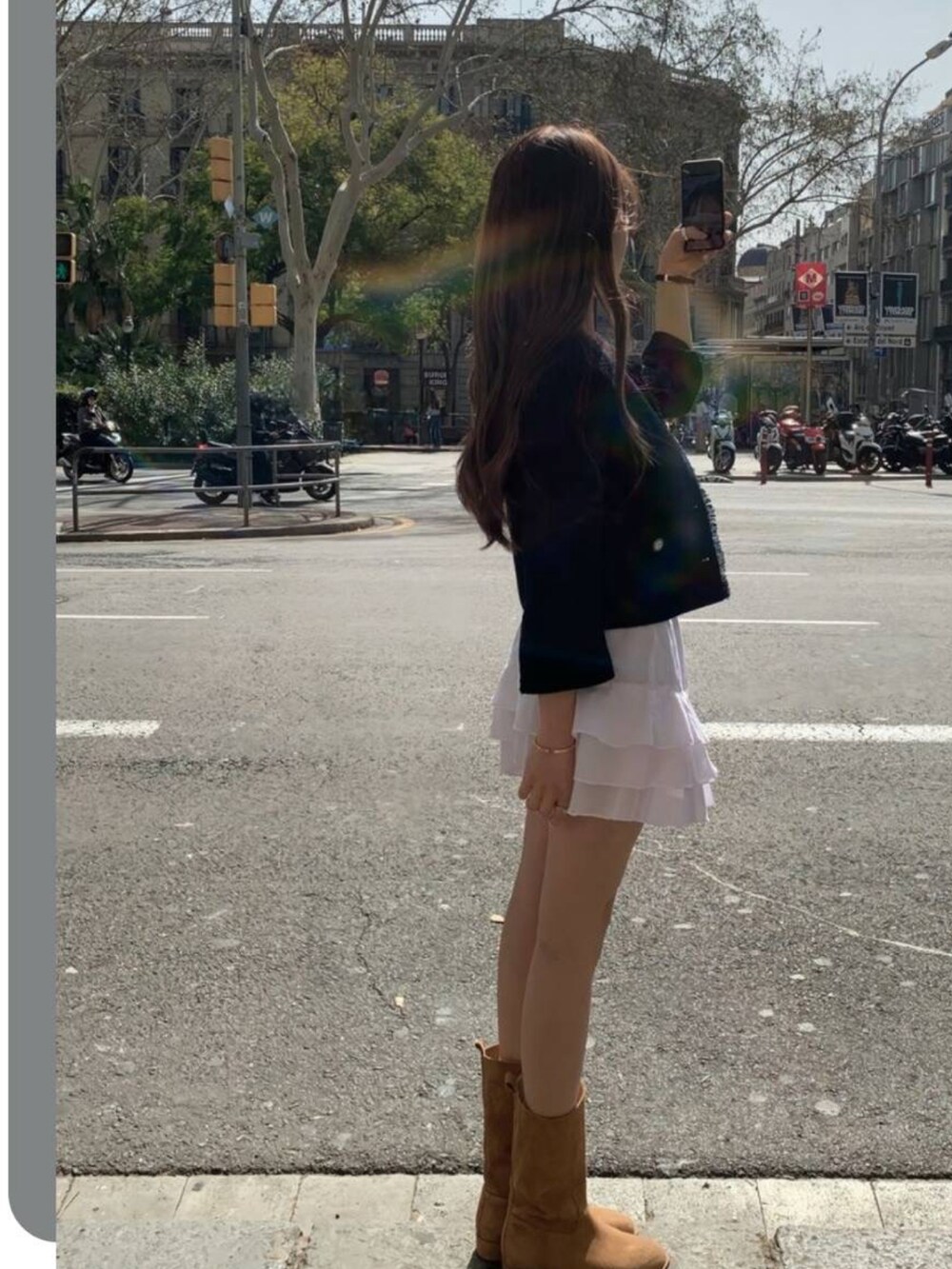 ブラック系のTシャツ/カットソーを着用したレディースの秋コーディネートの3枚目の写真