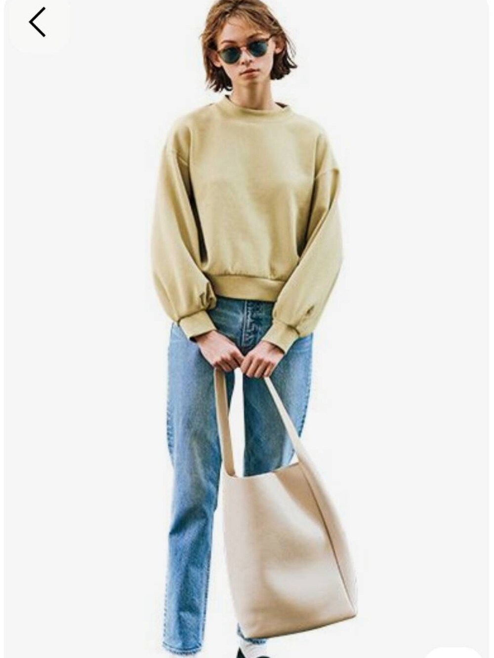 ブラック系のTシャツ/カットソーを着用したレディースの秋コーディネートの4枚目の写真