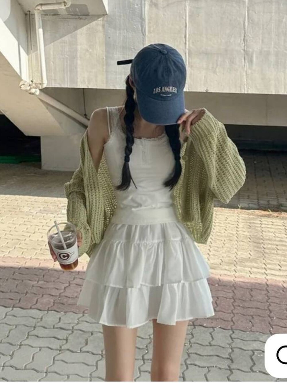 ブラック系のTシャツ/カットソーを着用したレディースの秋コーディネートの5枚目の写真