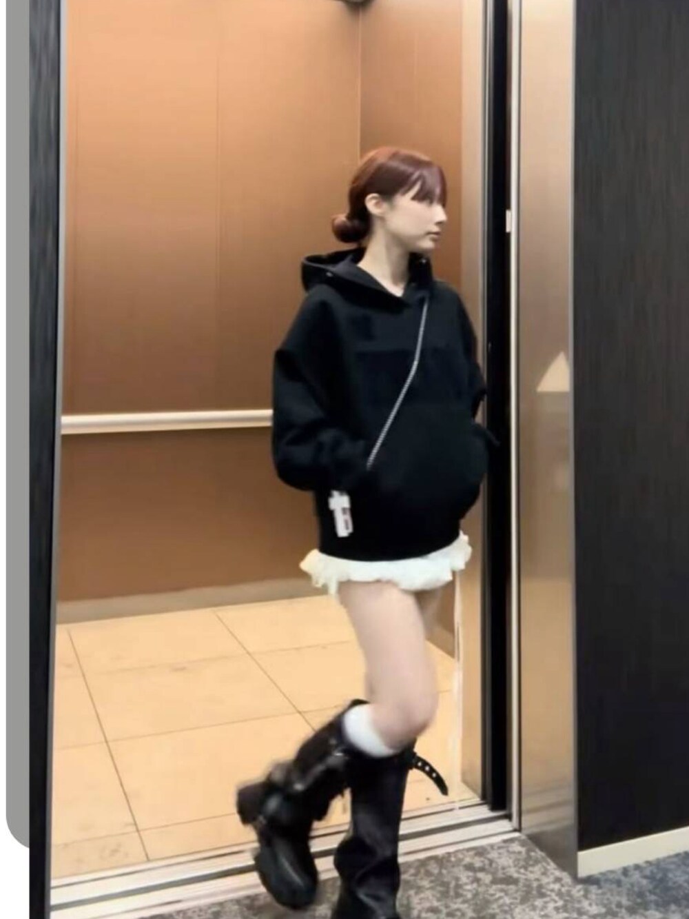 ブラック系のTシャツ/カットソーを着用したレディースの秋コーディネートの2枚目の写真