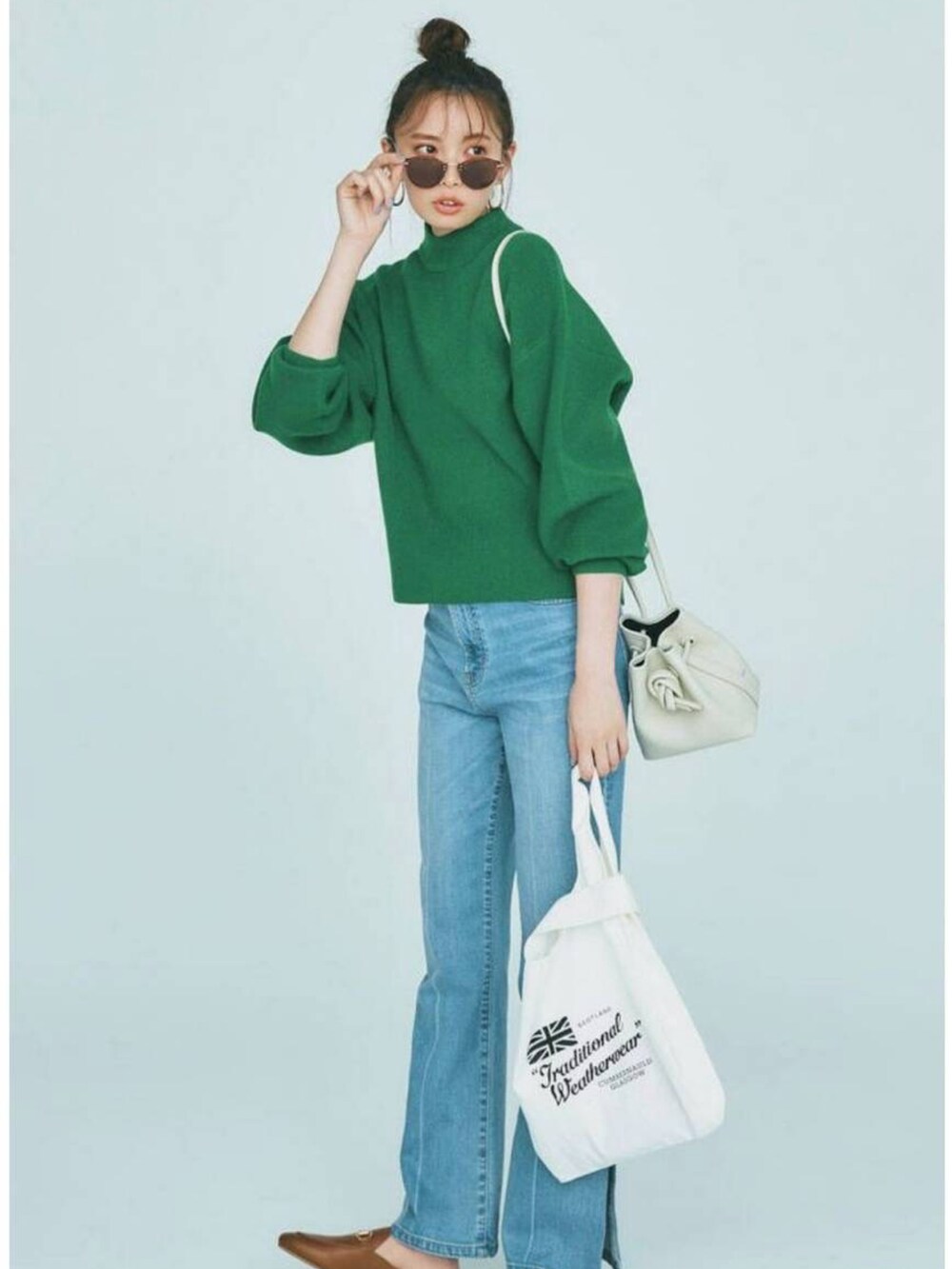 ブラック系のTシャツ/カットソーを着用したレディースの秋コーディネートの2枚目の写真