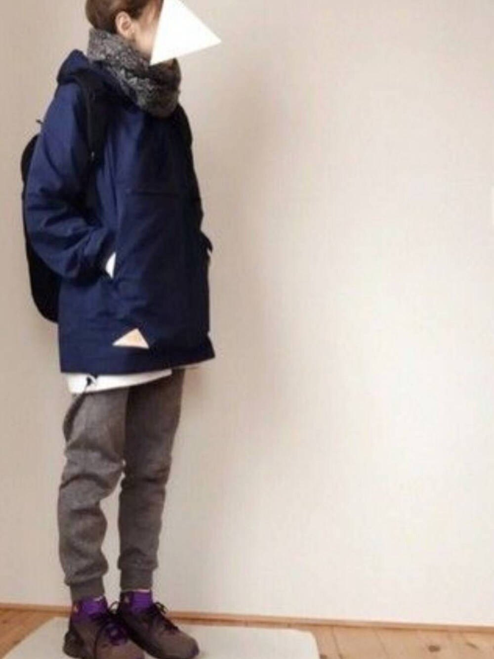 ブラック系のTシャツ/カットソーを着用したレディースの秋コーディネートの2枚目の写真