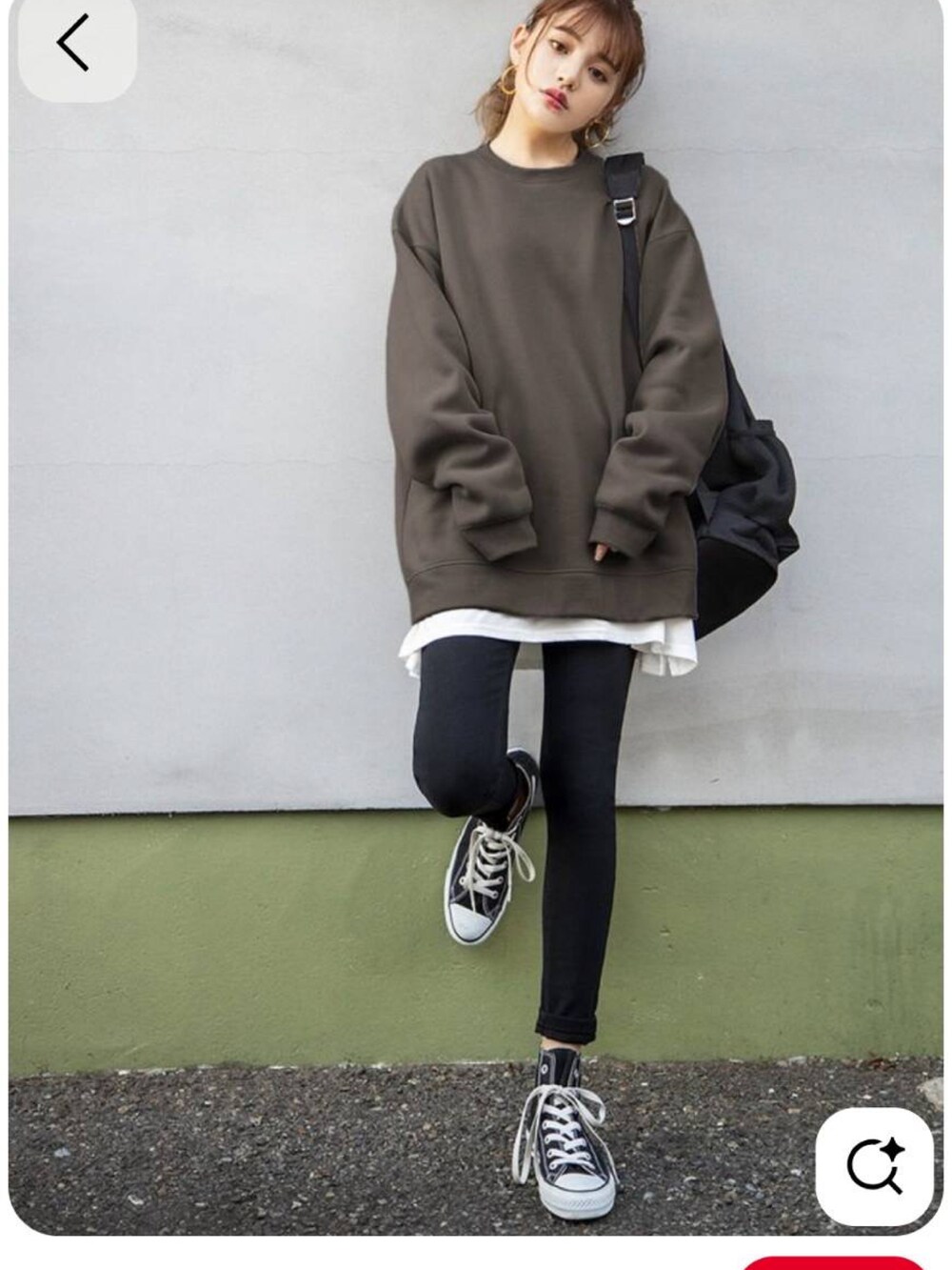 ブラック系のTシャツ/カットソーを着用したレディースの秋コーディネートの3枚目の写真