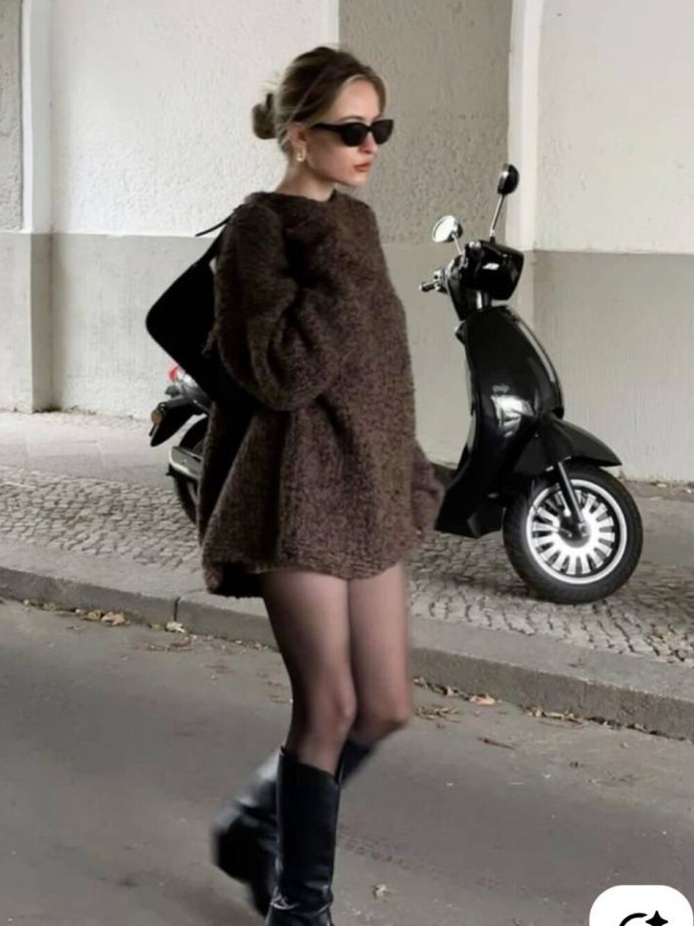 ブラック系のTシャツ/カットソーを着用したレディースの秋コーディネートの4枚目の写真