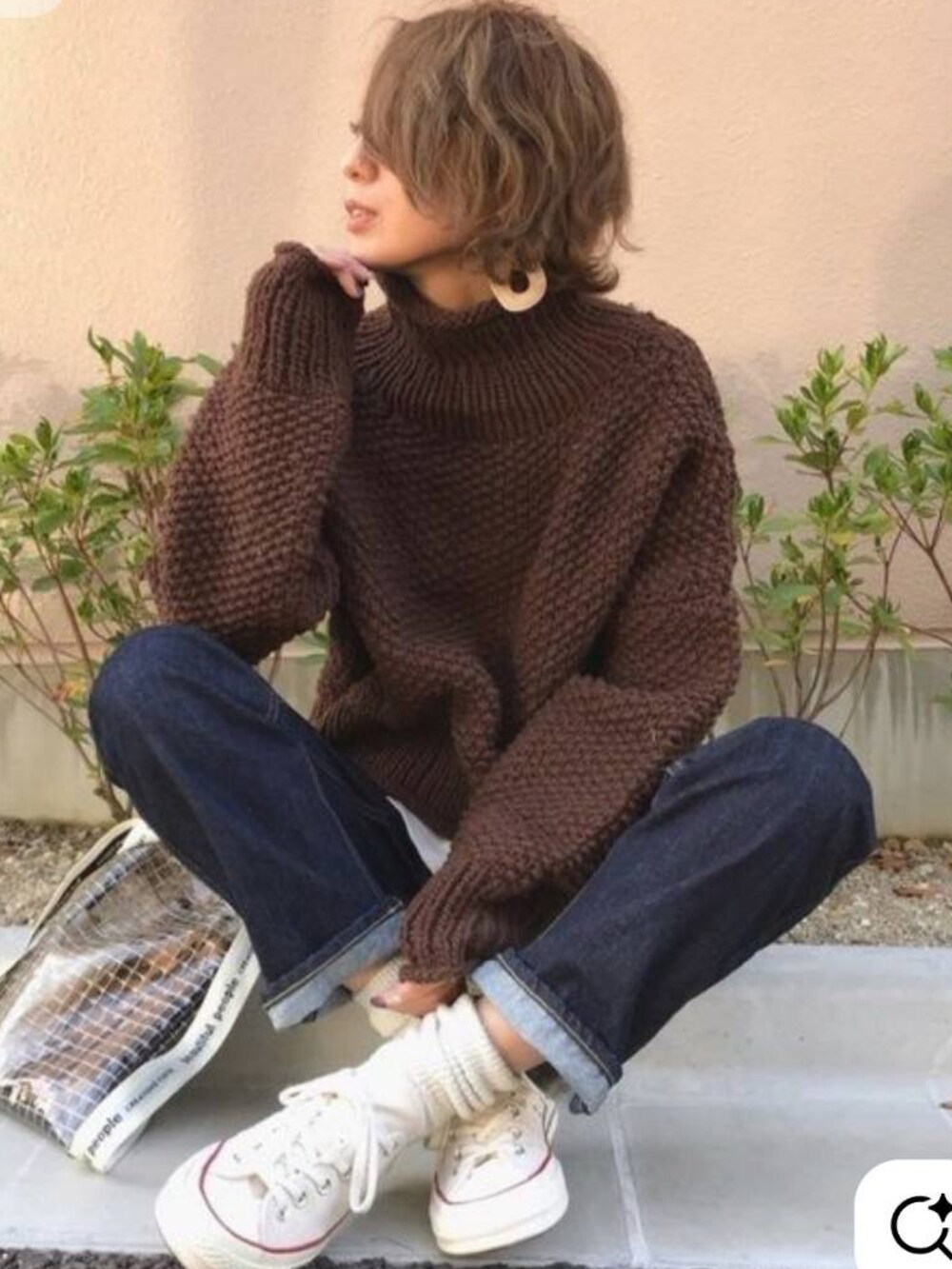 ブラック系のTシャツ/カットソーを着用したレディースの秋コーディネートの4枚目の写真