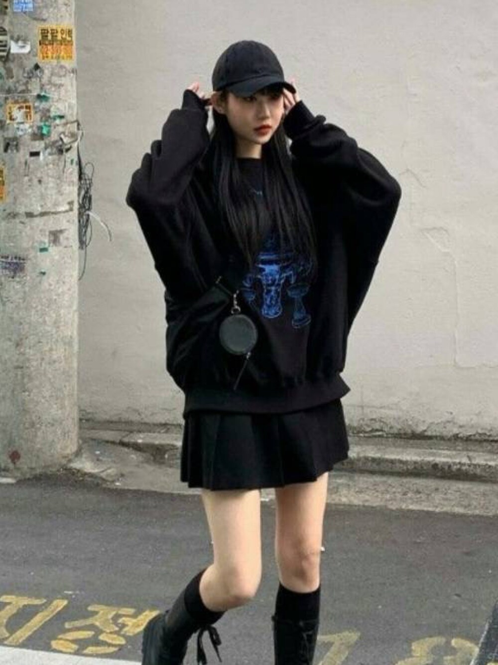 ブラック系のTシャツ/カットソーを着用したレディースの秋コーディネートの4枚目の写真