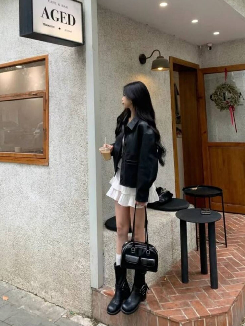 ブラック系のTシャツ/カットソーを着用したレディースの秋コーディネートの3枚目の写真