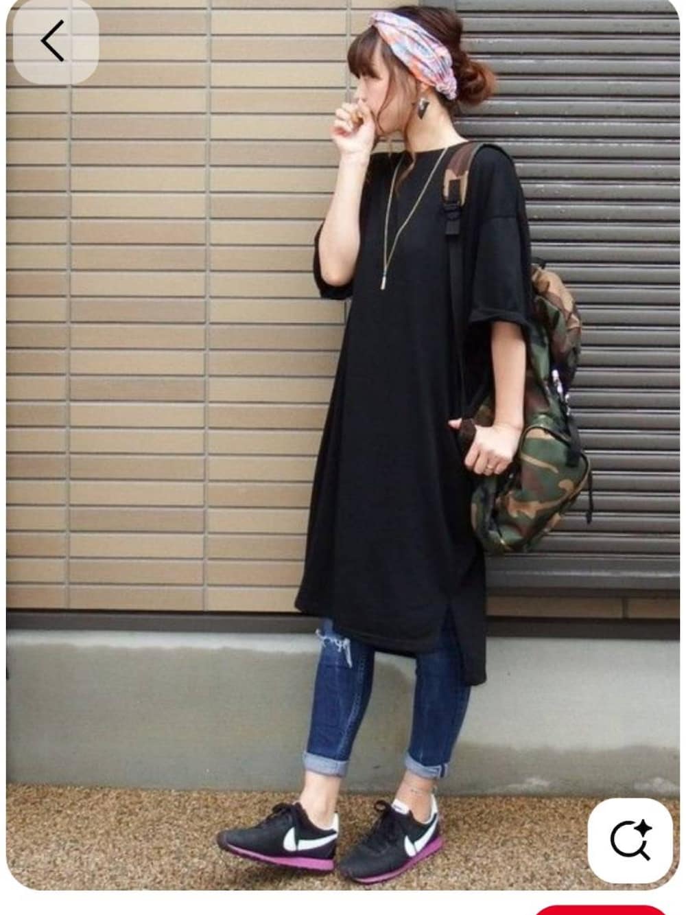 ブラック系のTシャツ/カットソーを着用したレディースの秋コーディネートの2枚目の写真