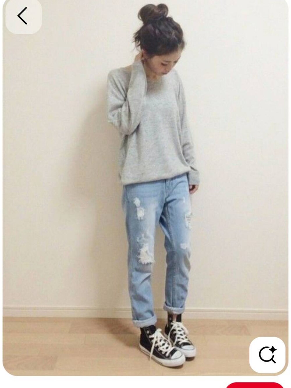 ブラック系のTシャツ/カットソーを着用したレディースの秋コーディネートの2枚目の写真